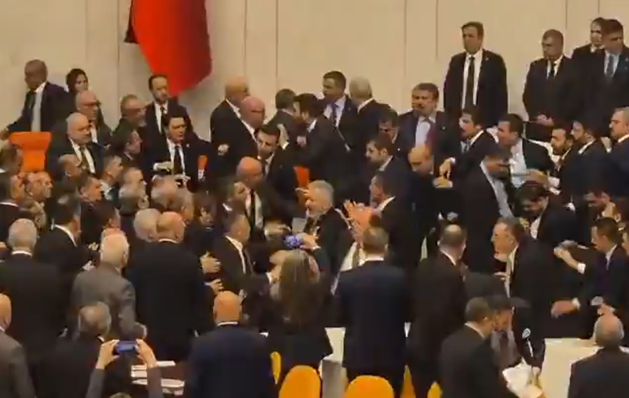 Μετατράπηκε σε «ρινγκ» η τουρκική Βουλή - Γροθιές μεταξύ βουλευτών