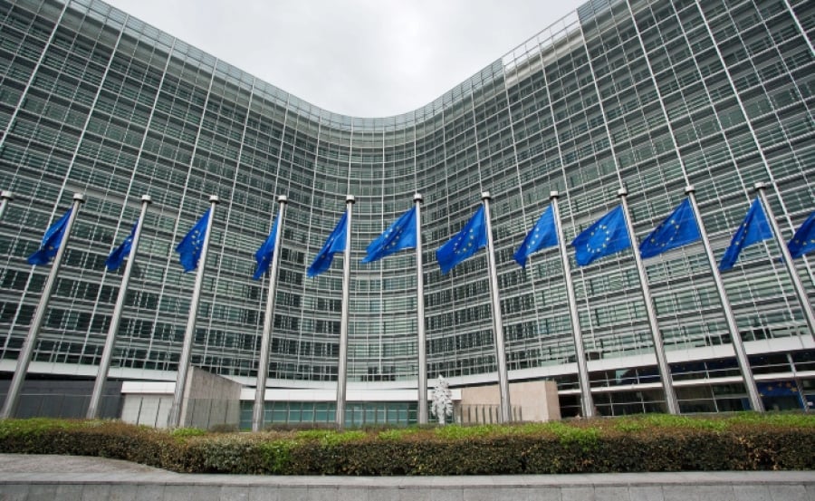 ΕΕ-ΗΠΑ: Η Ευρωπαϊκή Επιτροπή απαντά στους νέους δασμούς της Αμερικής