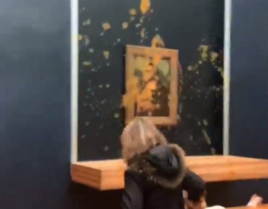 Συναγερμός στο Μουσείο του Λούβρου: Δύο γυναίκες πέταξαν σούπα στην Μόνα Λίζα