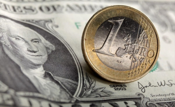 Συνάλλαγμα: Το ευρώ ενισχύεται κατά 0,11%, στα 1,1062 δολάρια