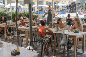 Πρόστιμα 22.600 ευρώ και αναστολή λειτουργίας για 21 ημέρες συνολικά σε 3 καταστήματα υγειονομικού ενδιαφέροντος