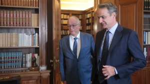 Συζήτηση Μητσοτάκη – Τασούλα για το μνημείου του Άγνωστου Στρατιώτη και την ειρήνη στη Μ. Ανατολή