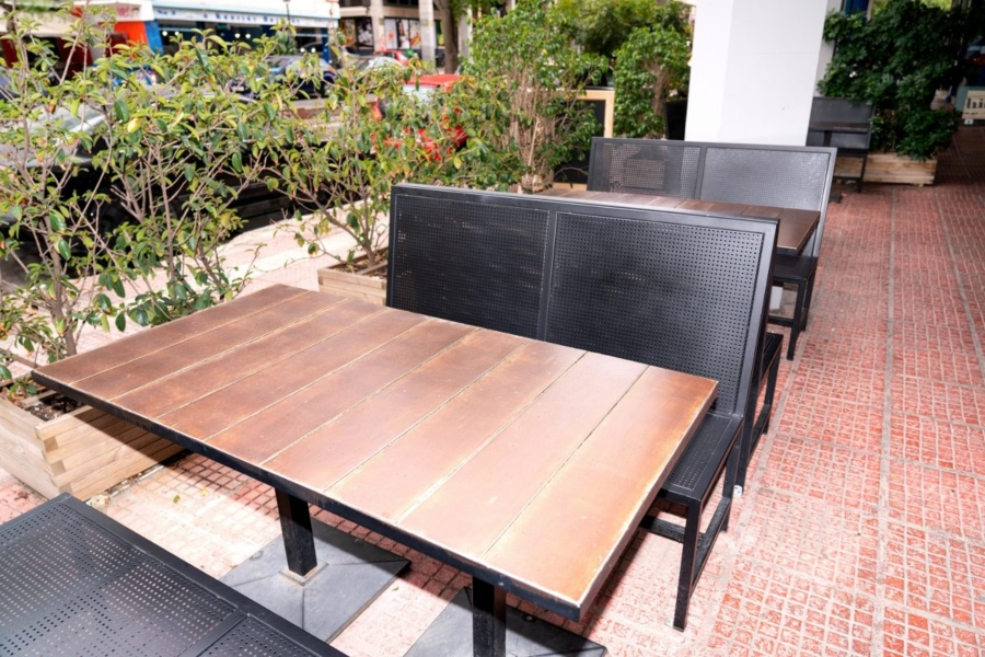 ΕΕΑ: Παρέμβαση για την ανεξέλεγκτη τοποθέτηση τραπεζοκαθισμάτων από επιχειρήσεις