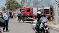 Πυρκαγιά σε βυτιοφόρο στον  Ασπρόπυργο: Καλύτερη πλέον η εικόνα της φωτιάς - Στο σημείο ο Χαρδαλιάς