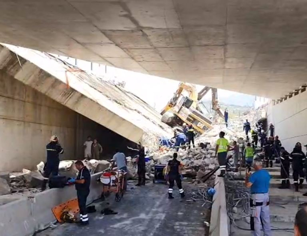 Κατέρρευσε τμήμα γέφυρας στην είσοδο της Πάτρας