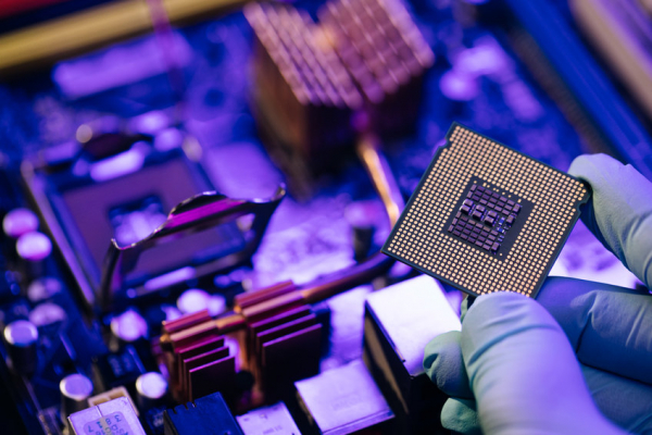 Η εισβολή στην Ουκρανία θα επιφέρει περαιτέρω μείωση στην προμήθεια ημιαγωγών