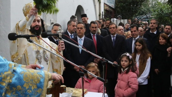 Σταύρος Παπασταύρου: "Παρών" στη θεία Λειτουργία για τα Θεοφάνεια στον Ιερό Ναό του Αγίου Διονυσίου Αρεοπαγίτου