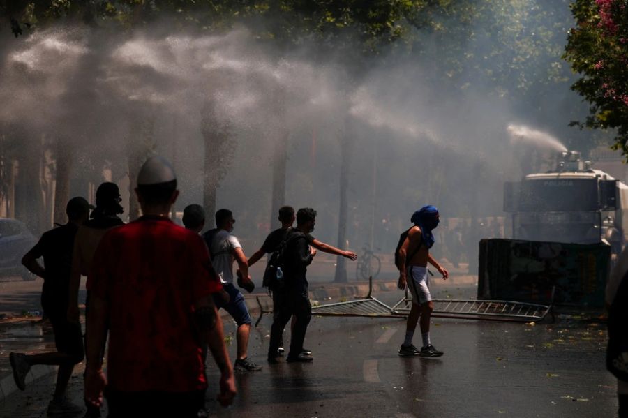 Αλβανία: Συγκρούσεις διαδηλωτών με την αστυνομία έξω από το κοινοβούλιο