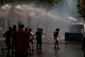 Αλβανία: Συγκρούσεις διαδηλωτών με την αστυνομία έξω από το κοινοβούλιο