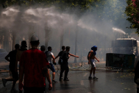 Αλβανία: Συγκρούσεις διαδηλωτών με την αστυνομία έξω από το κοινοβούλιο