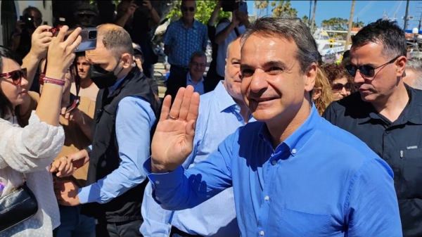 Μητσοτάκης: Οδοιπορικό στην Ψέριμο και συζητήσεις με κατοίκους