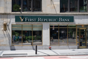 S&amp;P: Υποβάθμισε σε "junk" τη First Republic Bank