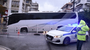 Έκλεισε η Εθν. Αντιστάσεως στη Θεσσαλονίκη όπου έπεσε λεωφορείο σε τρύπα