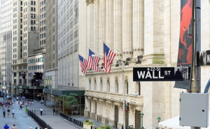 Κέρδη για τα futures της Wall μετά από ένα μπαράζ από μάκρο