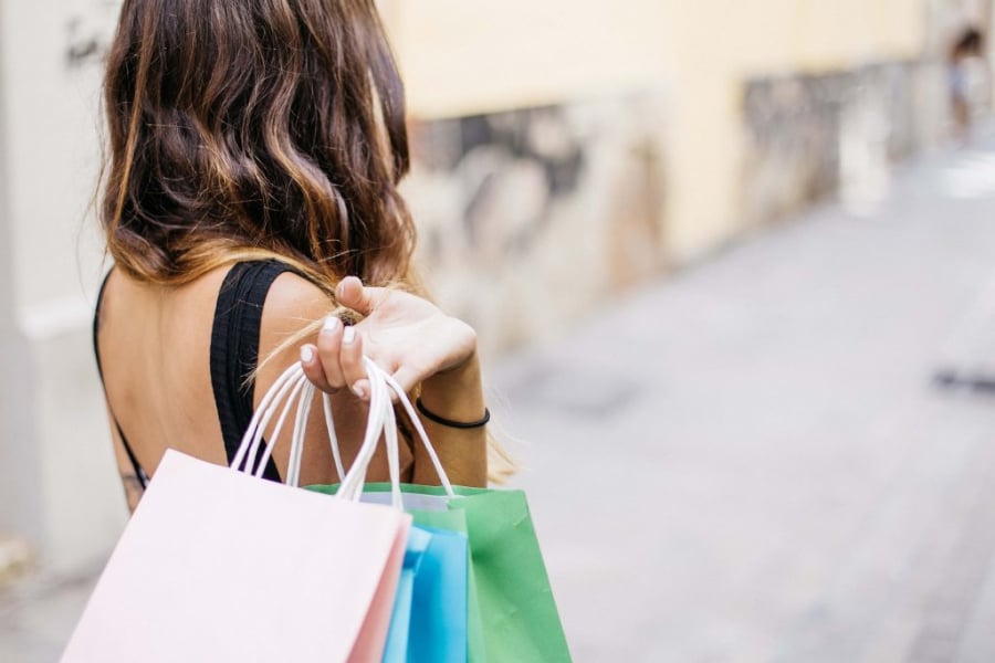 Ερευνα Salesfoce: Η τεχνητή νοημοσύνη μετασχηματίζει το λιανεμπόριο
