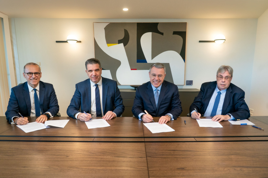 "Κατά την υπογραφή της Επιχειρησιακής Σύμβασης. Από αριστερά: ο Chief of Corporate Center and General Counsel της Alpha Bank Νίκος Σαλακάς ο Γενικός Γραμματέας του Συλλόγου Παναγιώτης Αδαμόπουλος, ο διευθύνων σύμβουλος (CEO) της Alpha Bank Βασίλης Ψάλτης και ο πρόεδρος του Συλλόγου Τάσος Γκιάτης