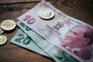 Ισχυρές απώλειες για την τουρκική λίρα μετά τη νέα παρέμβαση Ερντογάν στην κεντρική τράπεζα