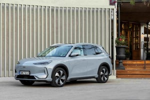 Νέα γκάμα Geely E5: Με μεγαλύτερη μπαταρία 68 kWh και τιμή από 29.990 ευρώ