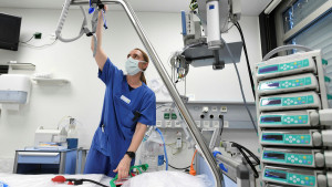 Γερμανία - Κορονοϊός: Ο αριθμός ασθενών στις ΜΕΘ να αποτελεί κριτήριο για το φρένο έκτακτης ανάγκης, προτείνει ο πρόεδρος του Ιατρικού Συλλόγου Κ. Ράινχαρντ