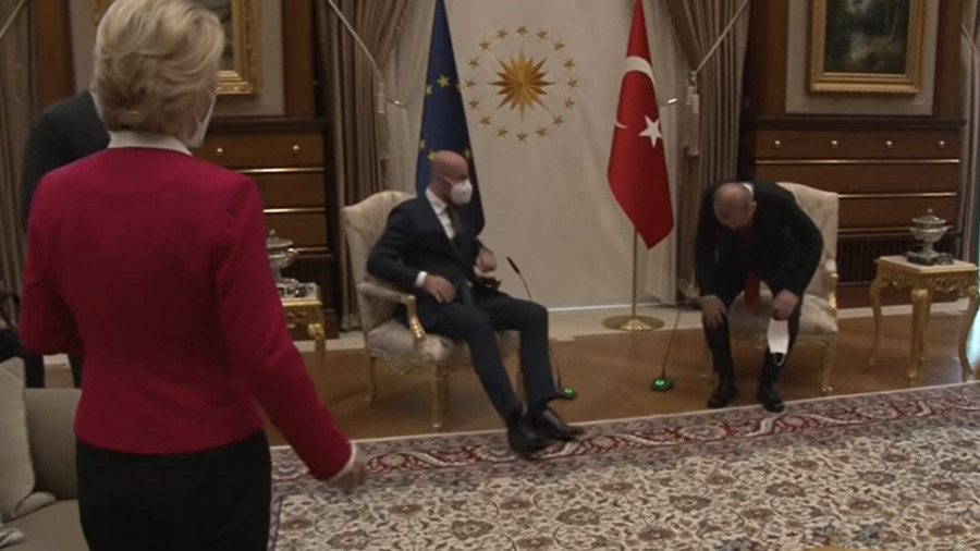 Τσαβούσογλου: Η Ε.Ε. ζήτησε μια καρέκλα στη συνάντηση Ερντογάν-Ντερ Λάιεν-Οι Τούρκοι είναι φιλόξενοι (vid)
