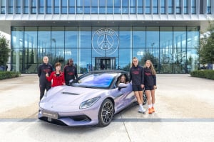 BYD: Στηρίζει τη γυναικεία ομάδα της Paris Saint-Germain με την παράδοση νέων οχημάτων