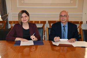 Πέπη Σταμάτη, Chief People and Corporate Affairs Officer της AEGEAN και ο Πρύτανης του Οικονομικού Πανεπιστημίου Αθηνών, Καθηγητής Βασίλης Βασδέκης