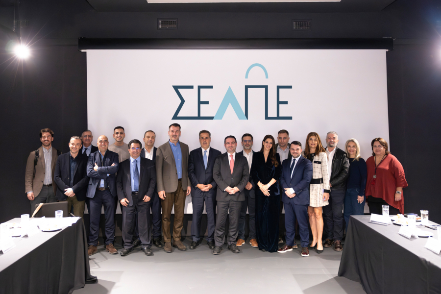 O Υπουργός Ενέργειας και Περιβάλλοντος, κ. Σταύρος Παπασταύρου και η Γενική Γραμματέας κ. Δέσποινα Παληαρούτα με μέλη του ΣΕΛΠΕ