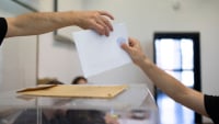 Δημοσκοπήσεις MARC-MRB: Σταθερή πρωτιά της ΝΔ, μικρή άνοδο του ΠΑΣΟΚ, αισθητή υποχώρηση της Ελπίδας