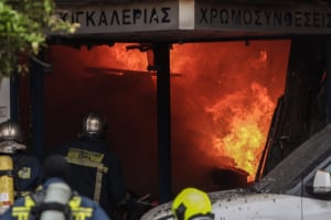 Φωτιά σε χρωματοπωλείο στο ισόγειο πολυκατοικίας στον Πειραιά