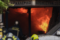 Φωτιά σε χρωματοπωλείο στο ισόγειο πολυκατοικίας στον Πειραιά