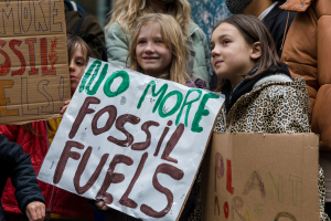Βρετανία: Διαδήλωση, με τη συμμετοχή της Τούνμπεργκ, κατά της εξόρυξης ορυκτών καυσίμων