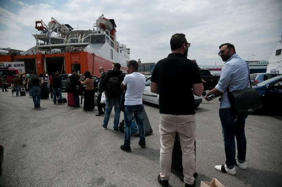 Ακτοπλοΐα: Το λιμενικό αναλαμβάνει τον έλεγχο επιβίβασης μετά την ανυπαρξία ελέγχων