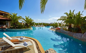 Costa Navarino: Νωρίτερα από κάθε άλλη φορά υποδέχεται τους πρώτους επισκέπτες