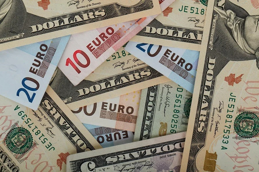 Το ευρώ υποχωρεί οριακά 0,02%, στα 1,1662 δολάρια