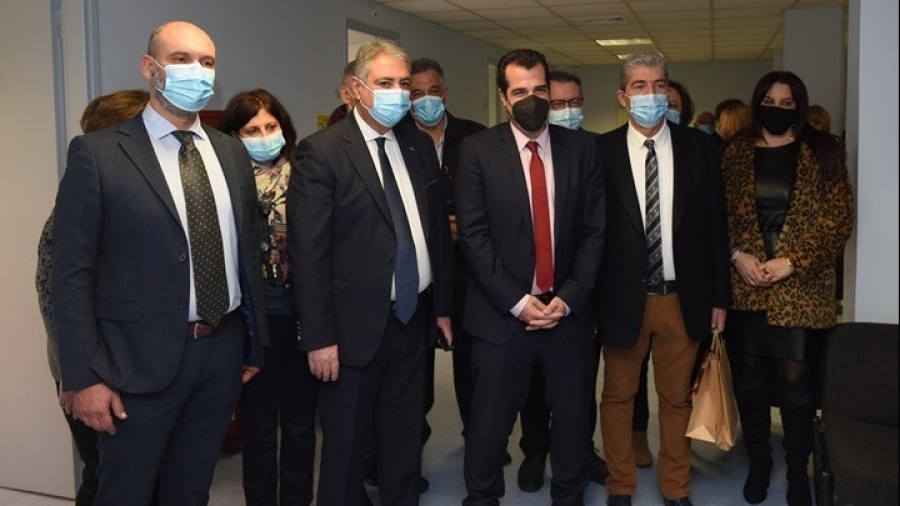 Πλεύρης: Ελεεινά ψεύδη ότι κρατούνται κρεβάτια στις ΜΕΘ