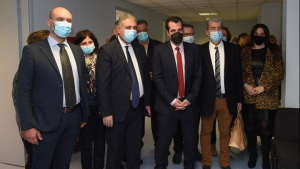 Πλεύρης: Ελεεινά ψεύδη ότι κρατούνται κρεβάτια στις ΜΕΘ