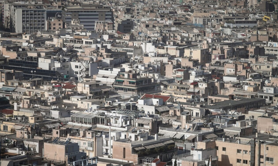 Reuters: Η ακρίβεια πλήττει σημαντικά τους νέους στην Ελλάδα