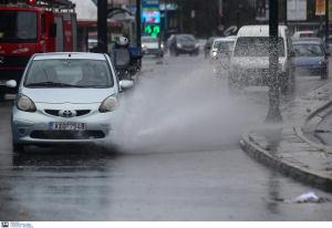 Διακοπή κυκλοφορίας σε οδό Πειραιώς και λεωφόρο Βουλιαγμένης, λόγω συσσώρευσης υδάτων