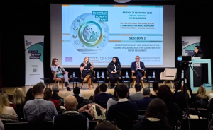 Photo 1 - Συνεδρία Ι: Κλιματική Διπλωματία &amp; Κλιματική Δικαιοσύνη Παγκόσμια Συνεργασία για Δράση για το Κλίμα &amp; Συμπεράσματα από την COP29 ΕΜΜΑΝΟΥΕΛΑ ΔΟΥΣΗ Καθηγήτρια Διεθνών Θεσμών στο ΕΚΠΑ, Κάτοχος της Έδρας UNESCO για την Κλιματική Διπλωματία ΒΑΣΙΛΙΚΗ ΚΟΥΜΠΛΗ Senior Associate Lawyer - Watson Farley &amp; Williams, Διαμεσολαβήτρια &amp; Εκπαιδεύτρια Διαμεσολαβητών, Επικεφαλής Cluster Ενέργειας &amp; Περιβάλλοντος ICC Women Hellas ΔΡ. ΖΩΗ ΑΛΙΩΖΗ Πρέσβειρα του Ευρωπαϊκού Συμφώνου για το Κλίμα, Ακαδημαϊκός, Δικηγόρος, Σύμβουλος, Ακτιβίστρια. Εκπαιδευτικός Ανθρωπίνων Δικαιωμάτων &amp; Ειδικός Κλιματικής Δικαιοσύνης ΔΗΜΗΤΡΗΣ ΚΟΛΛΙΑΣ Πρεσβευτής του Ευρωπαϊκού Συμφώνου για το Κλίμα, Ειδικός Ενεργειακής Μετάβασης, Σύμβουλος Υφυπουργού Περιβάλλοντος &amp; Ενέργειας ΑΛΙΣ ΚΟΡΟΒΕΣΗ Επικεφαλής της Ομάδας Συντονισμού EU Climate Pact στην Ελλάδα, Διευθύνουσα Σύμβουλος ΙΝΖΕΒ