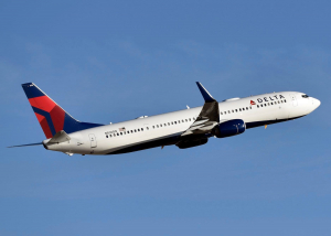 Delta Air Lines: Πρόστιμο 200 δολ. στους ανεμβολίαστους υπαλλήλους της