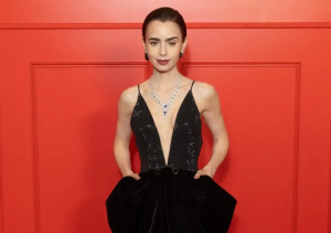 Η Λίλι Κόλινς γιορτάζει την παγκόσμια επιτυχία του «Emily in Paris» με το πιο εμβληματικό look της σεζόν