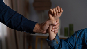 Ενδοοικογενειακή βία: 141 περιστατικά σε όλη την Ελλάδα μέσα σε 24 ώρες