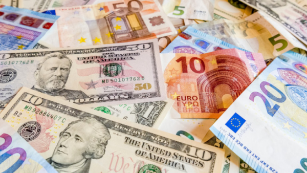 Το ευρώ υποχωρεί 0,05%, στα 1,0463 δολάρια