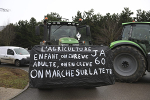 Γαλλία: Αγρότες απέκλεισαν δρόμους, με τις κινητοποιήσεις να πλησιάζουν στο Παρίσι