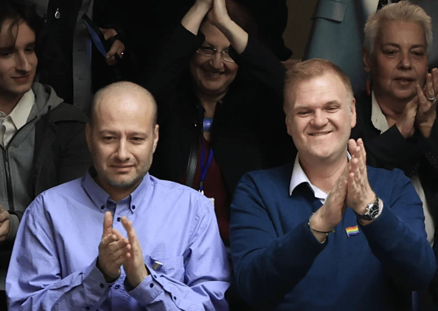 Τελέστηκε στη Νέα Σμύρνη ο πρώτος γάμος ομόφυλου ζευγαριού στην Ελλάδα