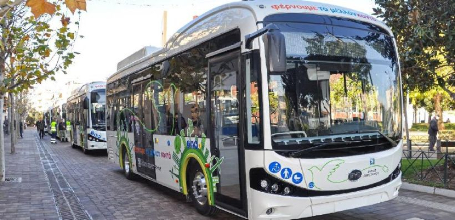 Π. Πετρόπουλος: Παρέδωσε τα 5 πρώτα ηλεκτρικά λεωφορεία της BYD στον Δήμο Περιστερίου