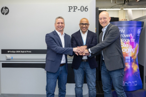 Από αριστερά προς τα δεξιά: Oran Sokol, VP &amp; Global Head of Strategic Sales της HP Industrial Print, Noam Zilbershtain, VP &amp; General Manager της HP Indigo