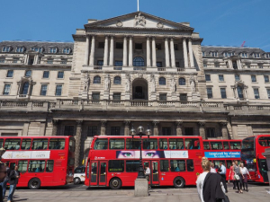 Βρετανία: Η BoE ενισχύει τα μέτρα τόνωσης έκτακτης ανάγκης για την ηρεμία της αγοράς