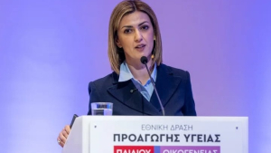 «Παγιδευμένοι» στην οθόνη: 3 στους 4 νέους κάνουν doomscrolling - Οι δράσεις του υπ. Υγείας