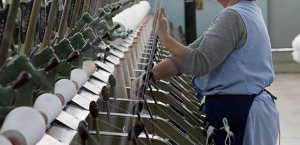 Ένδυση - Κλωστοϋφαντουργία: Αυξάνεται η ηλικία των εργαζομένων, δεν "μπαίνουν" νέοι στο επάγγελμα